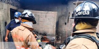 Voraz incendio que consumió una vivienda en un barrio de Managua