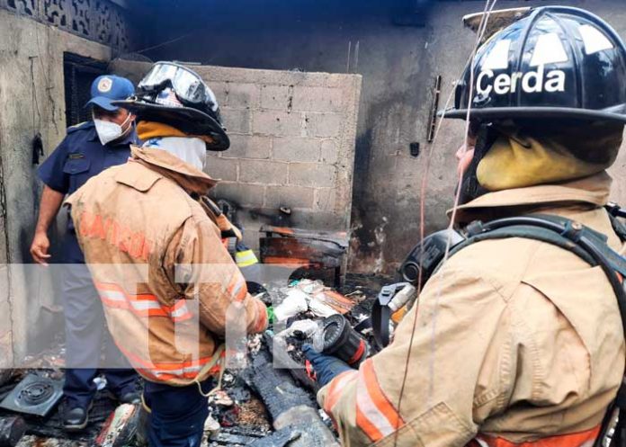 Voraz incendio que consumió una vivienda en un barrio de Managua