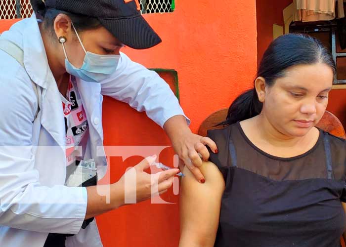 Jornada de vacunación en el barrio Hugo Chávez, Managua
