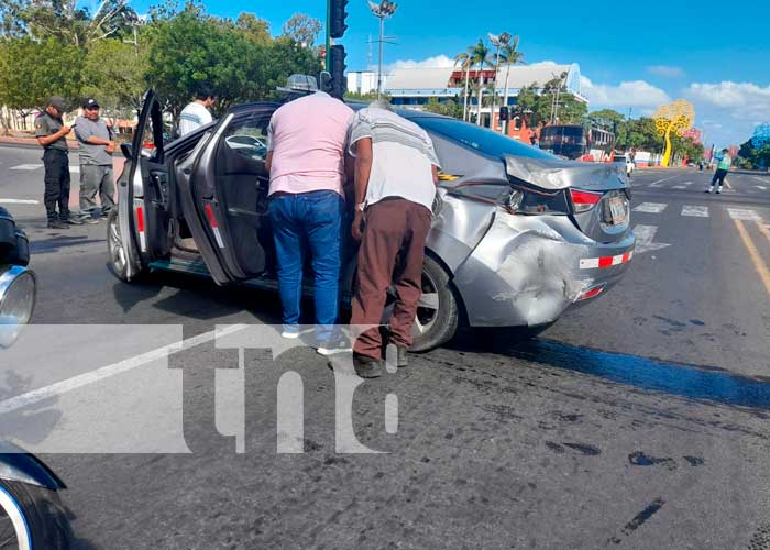 ¡Tremendo choque! entre un bus y taxi dejó a personas lesionadas en Managua