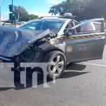 ¡Tremendo choque! entre un bus y taxi dejó a personas lesionadas en Managua