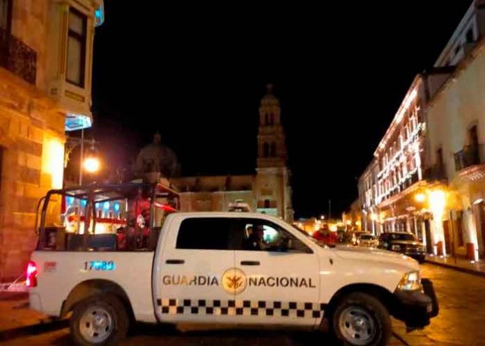 En México abandonan camioneta con 6 cuerpos frente a Palacio de Gobierno