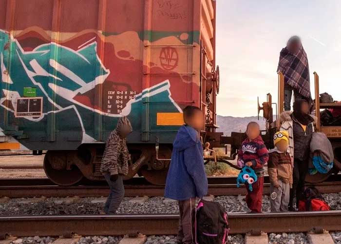 Descubren arriba de tren a 26 migrantes que intentaba entrar a Estados Unidos