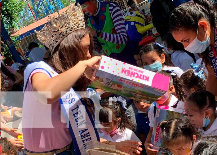 Ambiente en celebración de colegio en Managua junto con Miss Teen
