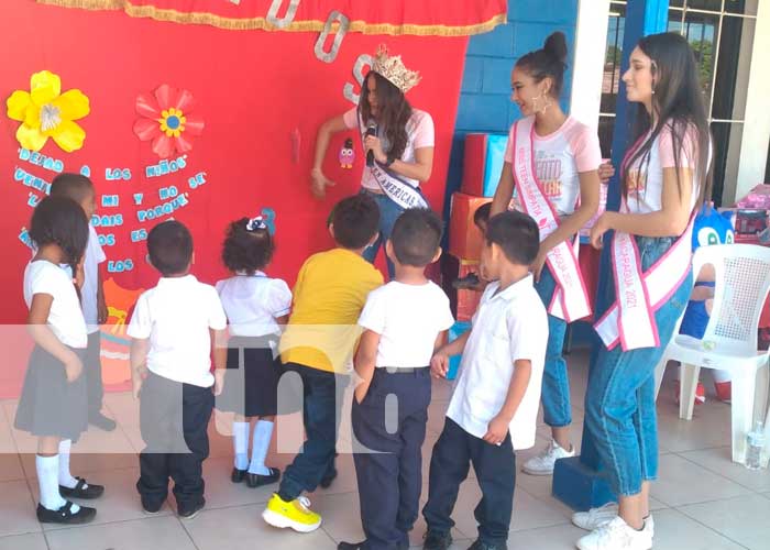 Chicas del Miss Teen Nicaragua de visita en preescolar de Granada