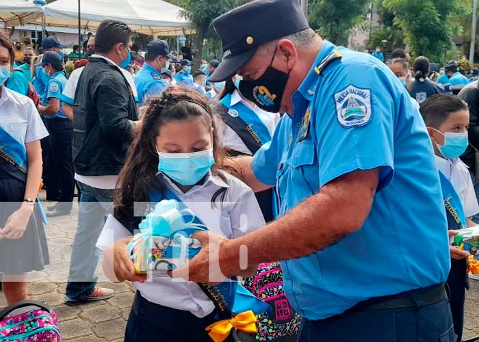 Entrega de mochilas y útiles escolares para hijos de policías en Nicaragua