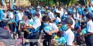 Entrega de mochilas y útiles escolares para hijos de policías en Nicaragua