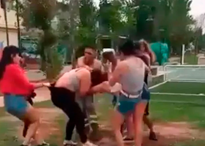 ¡Impresionante!: Brutal "arrastrada" se pegan cinco mujeres en Argentina
