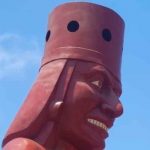 Estatua con "enorme paquete" es la nueva atracción turística de Perú