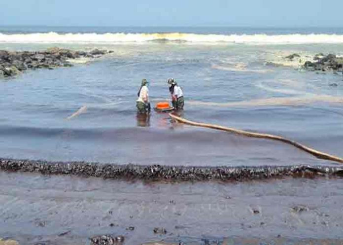 Playas de Perú contaminadas por derrame de petróleo