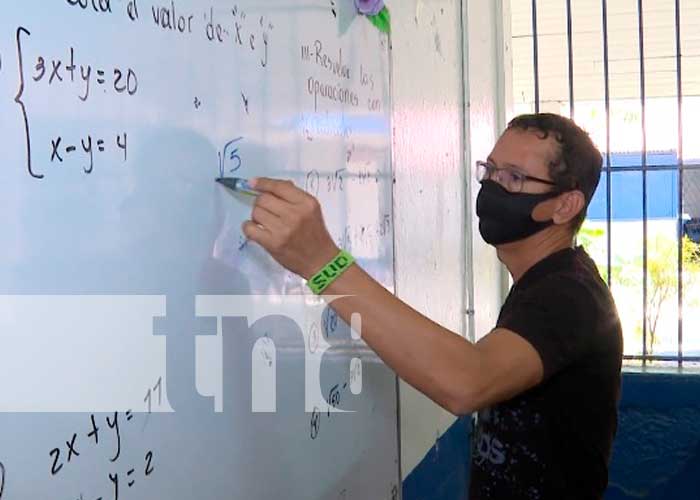 Reparación de clases con exámenes en colegios de Managua