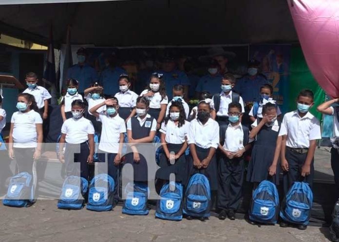 Paquetes escolares para hijos o hijas de policías en Rivas