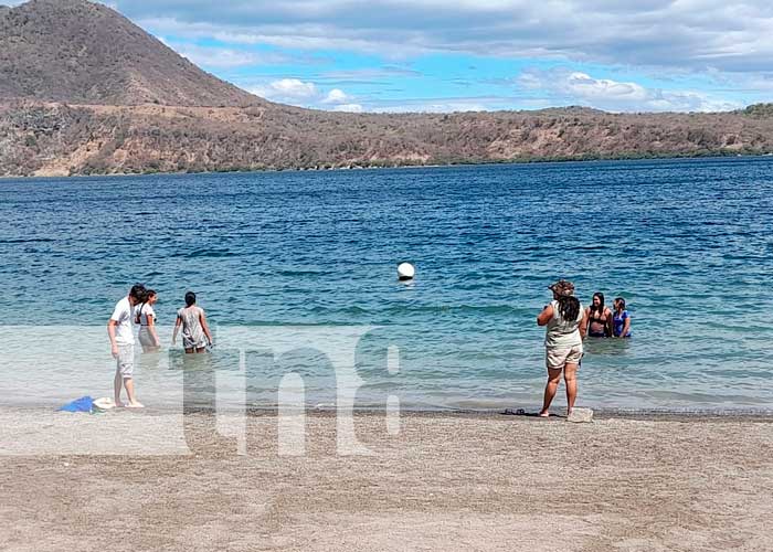 Un chapuzón se dieron este domingo familias en la Laguna de Xiloá