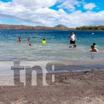 Un chapuzón se dieron este domingo familias en la Laguna de Xiloá
