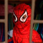 Niño se disfraza de Spider-Man para defender a su mamá de violencia doméstica