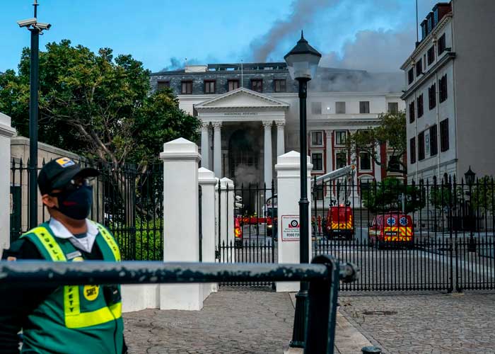 Incendio en el histórico edificio del Parlamento en Sudáfrica