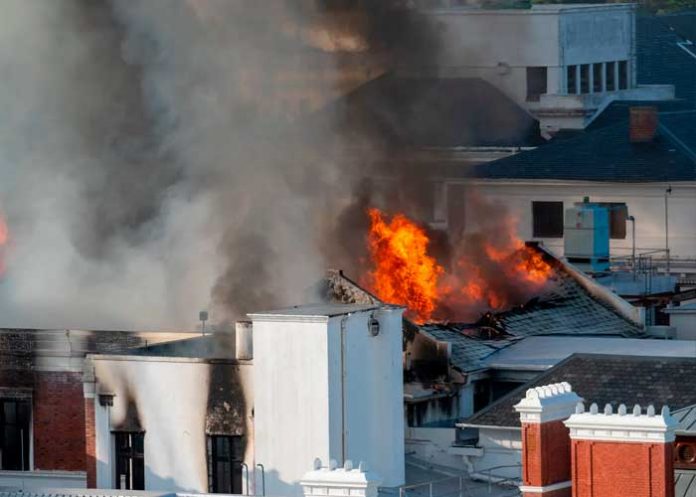 Incendio en el histórico edificio del Parlamento en Sudáfrica