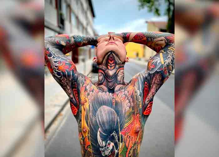 Hombre cubre su cuerpo con tatuajes 