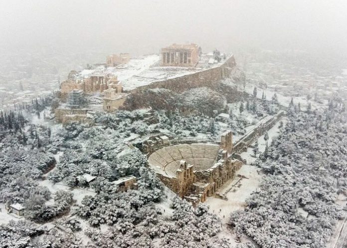 Potentes nevadas en Turquía y Grecia crean perturbación aérea y vial