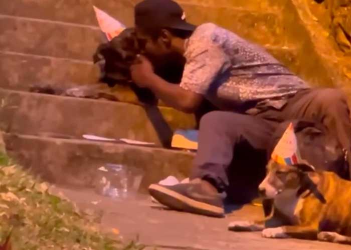 ¡Conmovedor! En colombia hombre celebra cumpleaños en la calle con sus perros