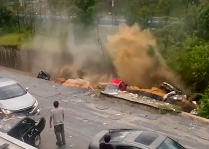 En segundos la "tierra se tragó" varios carros en Malasia (Video)