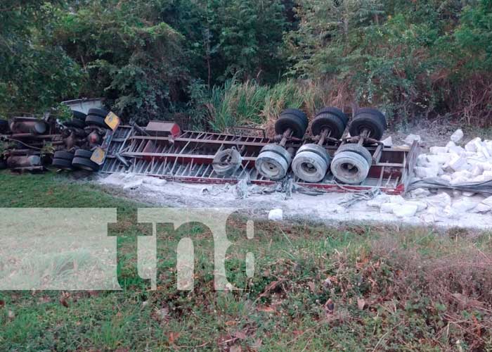 Vuelco de camión en carretera hacia Peñas Blancas, Rivas