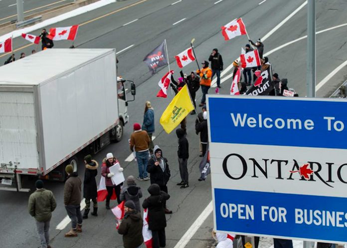 Detiene manifestantes y desbloquean puente en la frontera de Canadá