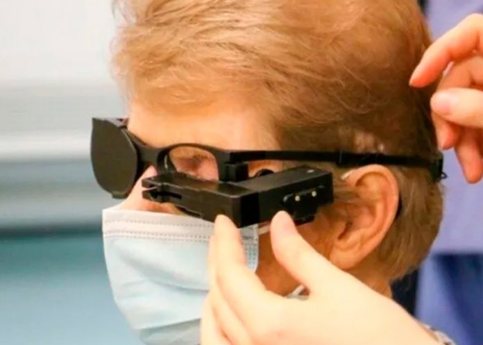 Anciana recupera su visión al recibir el primer implante de chip biónico.