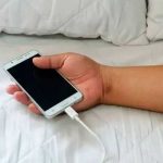 Razones para no cargar el celular en la cama