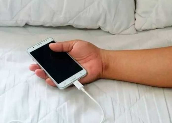 Razones para no cargar el celular en la cama