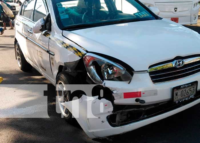 Irrespeto a señal de alto provoca accidente entre taxi y moto en Managua