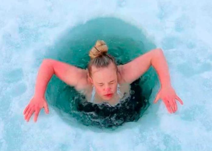 : Viral en TikTok por bañarse en lagos congelados