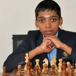 Un joven de la India derrota al número del ajedrez en el mundo