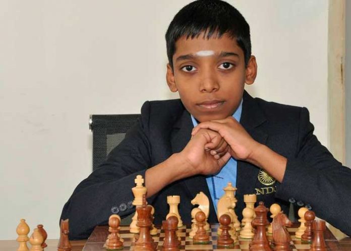 Un joven de la India derrota al número del ajedrez en el mundo