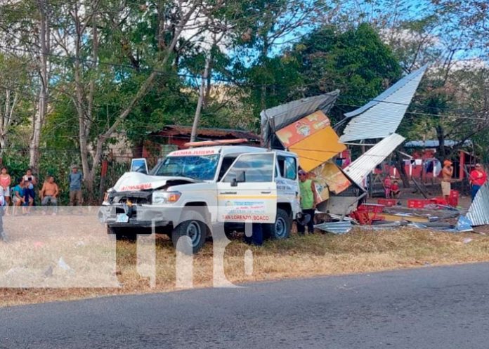 Camión con cargamento choca una ambulancia en carretera Boaco-Managua