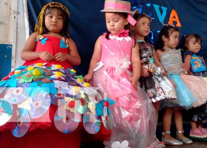 Centro educativo de San Marcos realiza pasarela de trajes elaborados a base de material reciclable