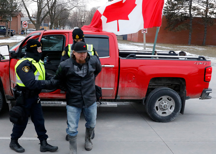 Detiene manifestantes y desbloquean puente en la frontera de Canadá