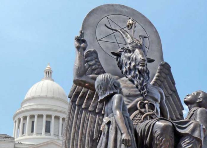 Grupos satánicos en escuela de Estados Unidos desatan la controversia
