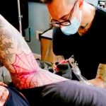 Gana Récord Guinness al tener 864 insectos tatuados