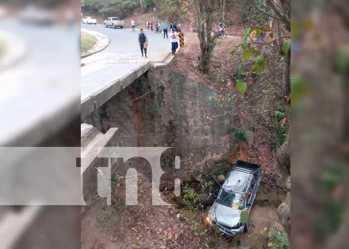 Camioneta termina en el río tras accidente vial en Nueva Segovia
