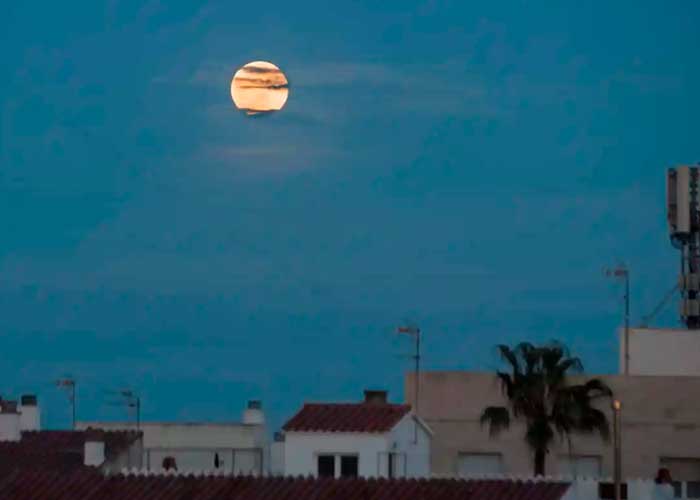 Miles pudieron observar segunda Luna Llena del año