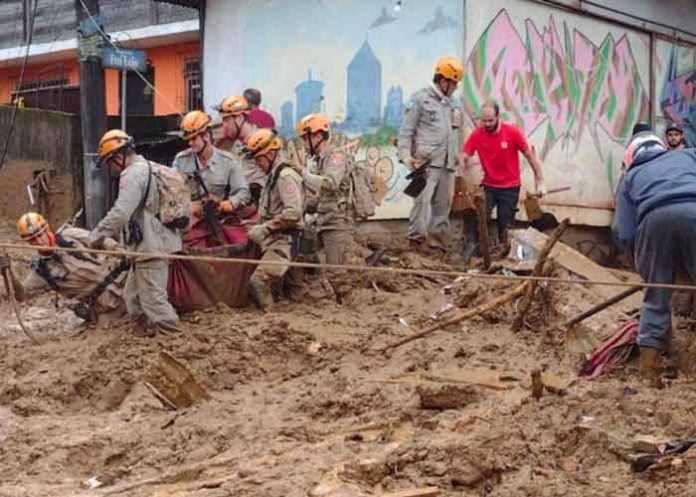 Búsqueda de ciudadanos vivos tras deslave en Brasil