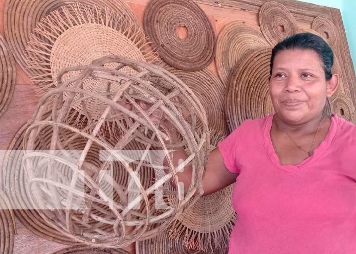 Emprendedora sale adelante con negocio a base de bejuco en Nandasmo
