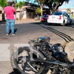 Irrespeto a señal de alto provoca accidente entre taxi y moto en Managua