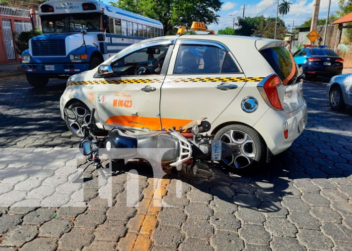 Supuesta imprudencia de taxista provoca una colisión en Managua