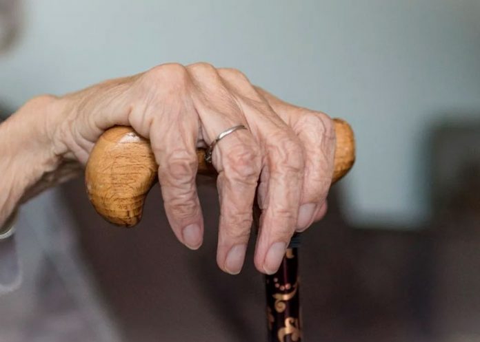 Anciana en Italia pasó dos años sentada en su silla, pero ya muerta