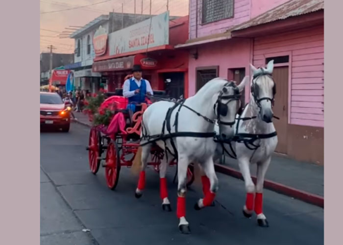 Viral en Guatemala por la manera en que llega a la iglesia (Video)
