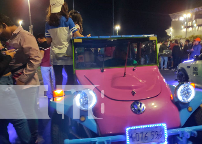 Exhibición de autos modificado en el estadio de beisbol Managua