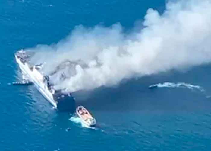 Ferry incendiado en isla de Grecia