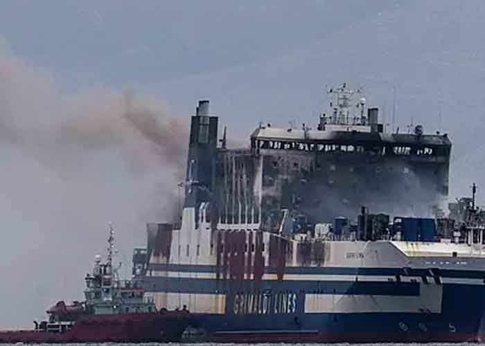 Ferry incendiado en isla de Grecia